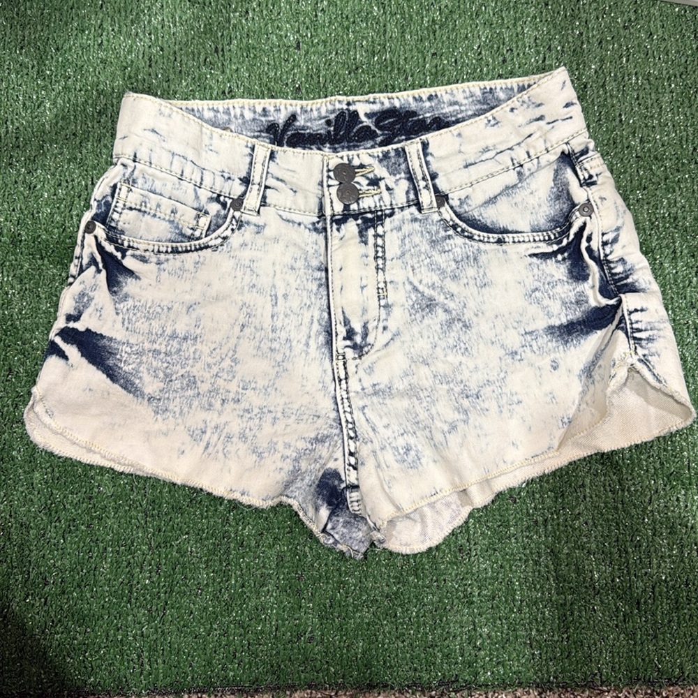 Whitewashed Highwaist Shorts